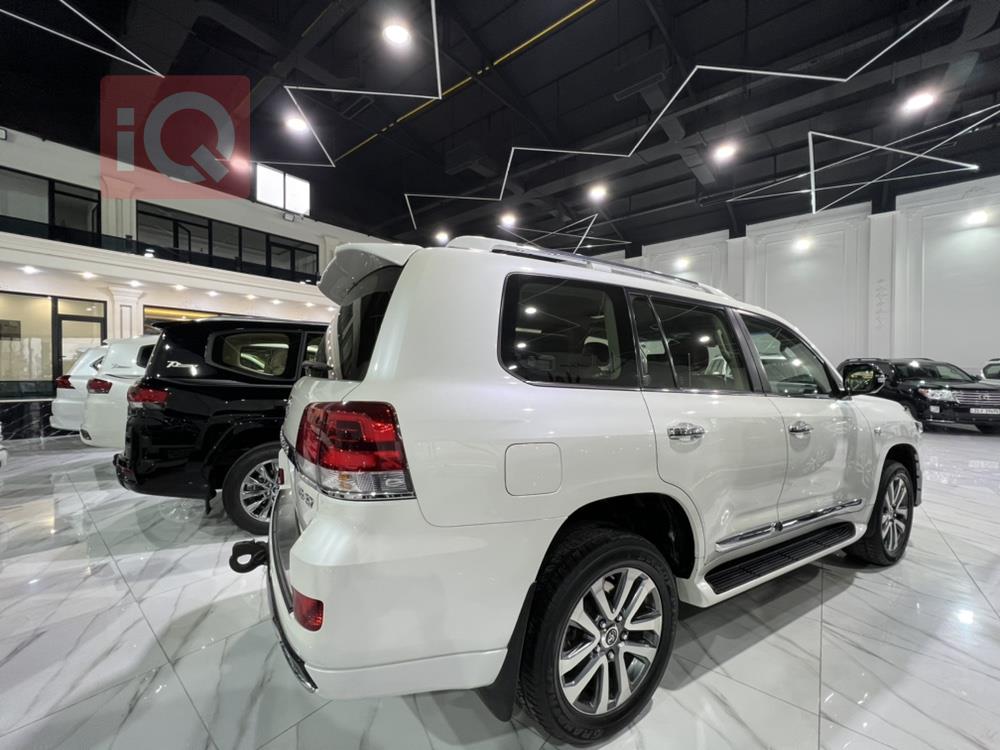 تۆیۆتا لاند کروزەر